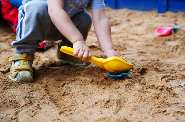 Brinquedos infantis na caixa de areia — Fotografia de Stock