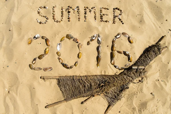 Napis na piasku lato 2016 muszli. Koncepcja zdjęcie summ — Zdjęcie stockowe