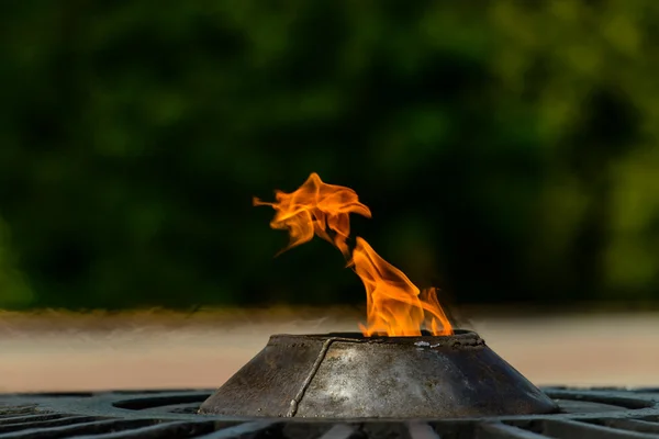 Ewiges Feuer, löschlose Flamme gewidmet dem Sieg im Zweiten Weltkrieg — Stockfoto
