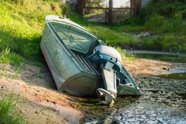 eski metal tekne Nehri üzerinde