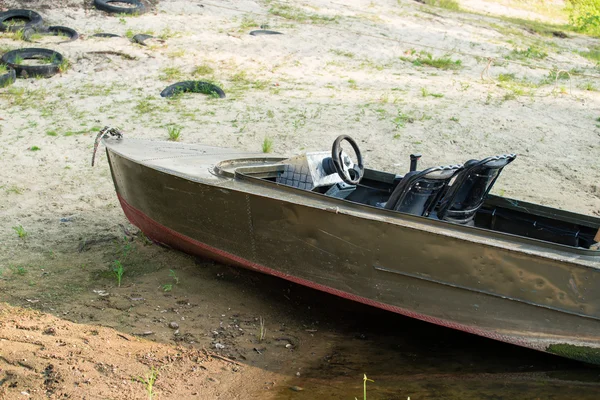 Старая металлическая лодка на реке — стоковое фото