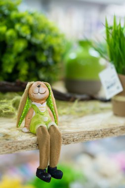 Paskalya tavşanı oyuncak oturan yakın çekim