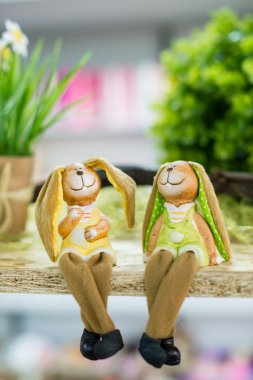 Paskalya tavşanı oyuncak oturan yakın çekim