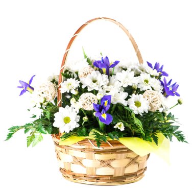 Beyaz arka plan üzerinde izole taze çiçek sepeti