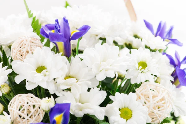 Крупный план корзины со свежими цветами — стоковое фото