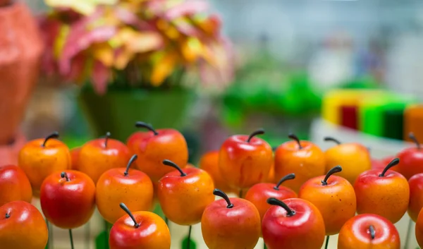 Primer plano de las manzanas sobre fondo borroso, espacio para el texto — Foto de Stock