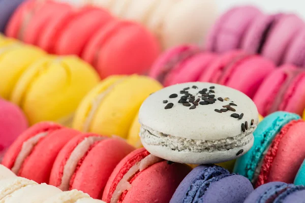 Primer plano macarrón postre francés sobre un fondo de pastel de colores — Foto de Stock