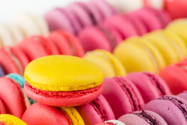 Primer plano macarrón postre francés sobre un fondo de pastel de colores — Foto de Stock