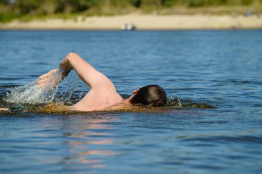 suda yüzen bir adam Close-Up