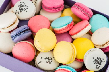 closeup Fransız tatlı acıbadem kurabiyesi hediye kutusu izole