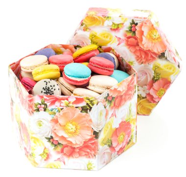 closeup Fransız tatlı acıbadem kurabiyesi hediye kutusu izole