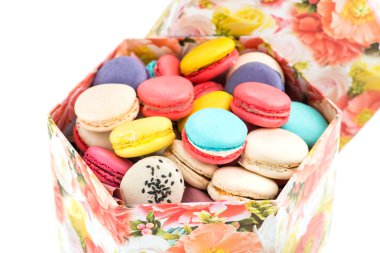 closeup Fransız tatlı acıbadem kurabiyesi hediye kutusu izole