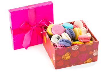 closeup Fransız tatlı acıbadem kurabiyesi hediye kutusu izole