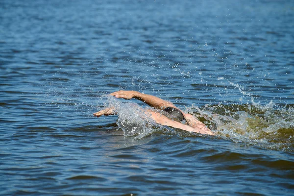 클로즈업 물 나비에 수영 하는 남자의 — 스톡 사진