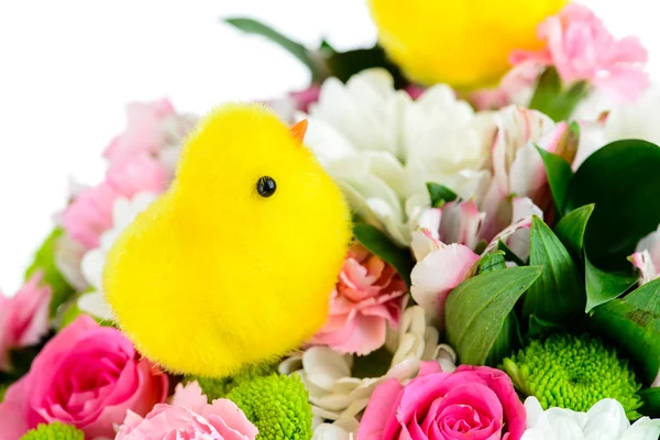 Gele kuikens in een boeket van bloemen — Stockfoto