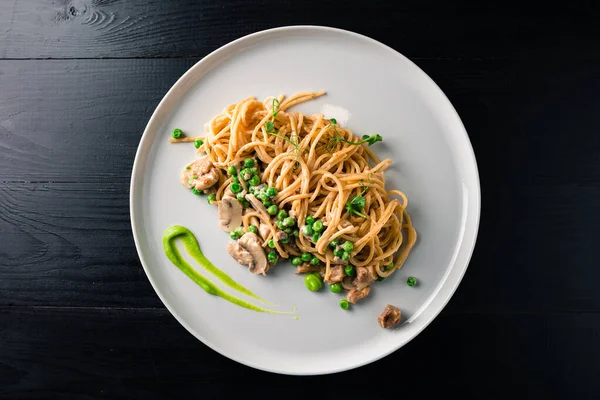 Makaron z zielonym groszkiem, tuńczykiem i sosem kremowym. spaghetti z groszkiem zielonym — Zdjęcie stockowe