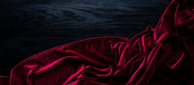 boş siyah ahşap arka planda masa örtüsü, siyah tahta masada lüks kırmızı kadife kumaş