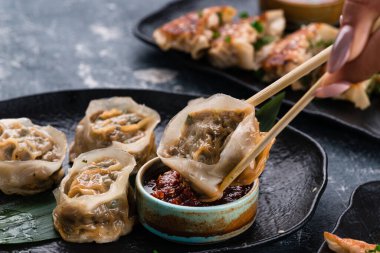 Buharlı hamur köfteleri ve malzemeler üst görünüm, Çin hamur köfteleri çubukların üzerine kapanıyor.