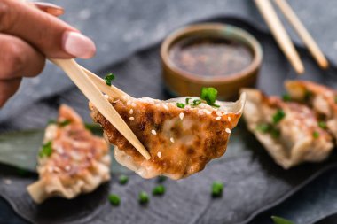 Geleneksel Asya tavası, sos soslu gyoza köftesi, japaneese gyoza köftesi et ve mantarlı çubuk