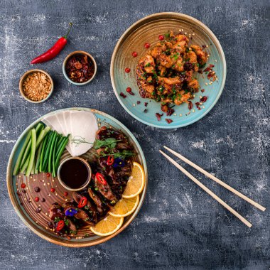 Klasik Çin tarifinde marine edilmiş Pekin ördeği, özel soslu kızarmış fileto Hoisin ve Sriracha, klasik Pekin ördeği yemeği.