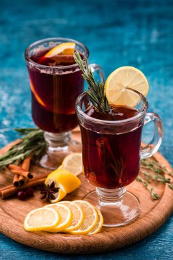 Elmalı, limonlu, zencefilli ve baharatlı cam bardak sıcak kış içeceği, limonlu sıcak şarap.