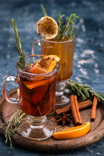 Bebida Invierno Con Naranjas Clavos Vino Caliente Tradicional Una Bandeja —  Fotos de Stock