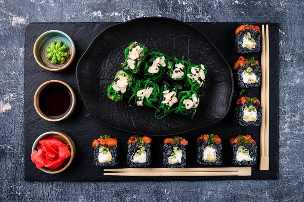 Ensemble Rouleaux Sushi Servis Sur Ardoise Noire Sur Fond Sombre — Photo