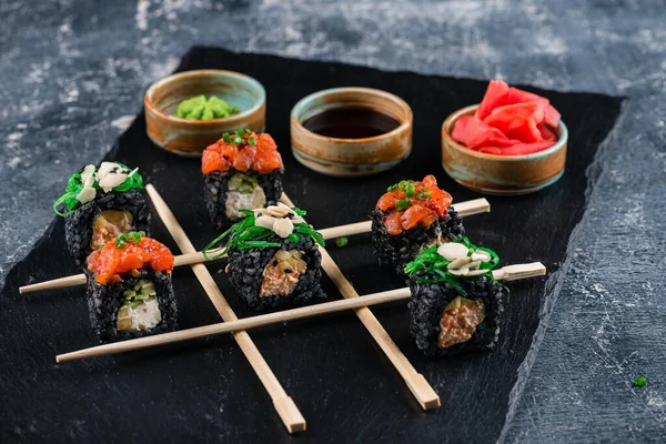 Set Japonais Sushi Maki Roule Sur Une Ardoise Noire Avec — Photo