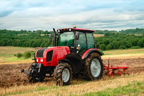 Traktördeki çiftçi tarlayı sürmeye hazırlanıyor.
