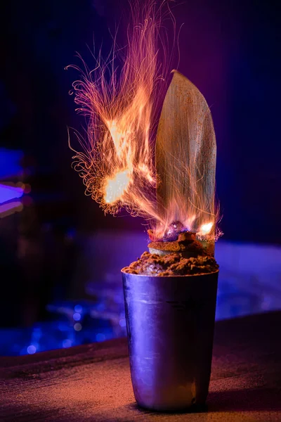 Der Barkeeper Macht Flamme Über Einem Cocktail Aus Nächster Nähe — Stockfoto