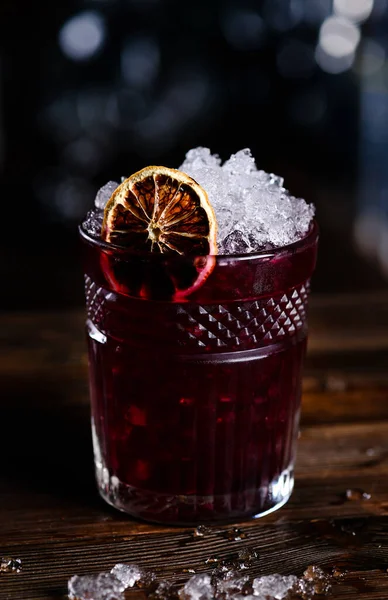 Rode Cocktail Met Frambozen Sinaasappel Rode Cocktail Met Ijs Aan — Stockfoto