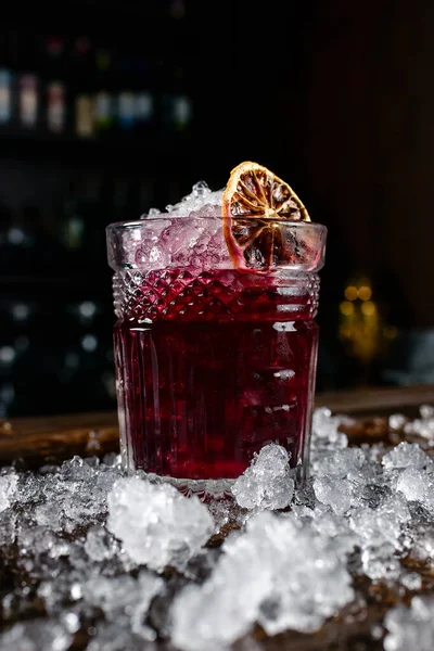 Röd Cocktail Med Hallon Och Apelsin Röd Cocktail Med Baren — Stockfoto