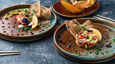 Somon ve sığır eti masaya iki tabak koyun.