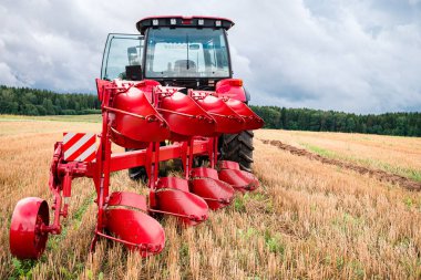 Traktördeki çiftçi tarlayı sürmeye hazırlanıyor.