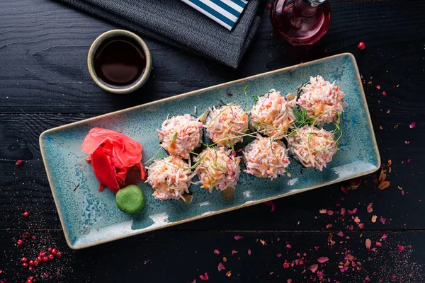 Délicieux Sushis Servis Dans Restaurant Japonais Sushis Avec Baguettes Sur — Photo