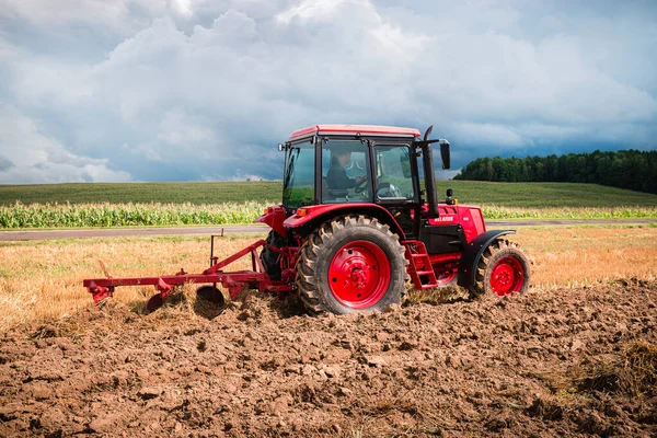 Mezőgazdasági Termelő Traktorban Termőföldet Készít Szántásra — Stock Fotó