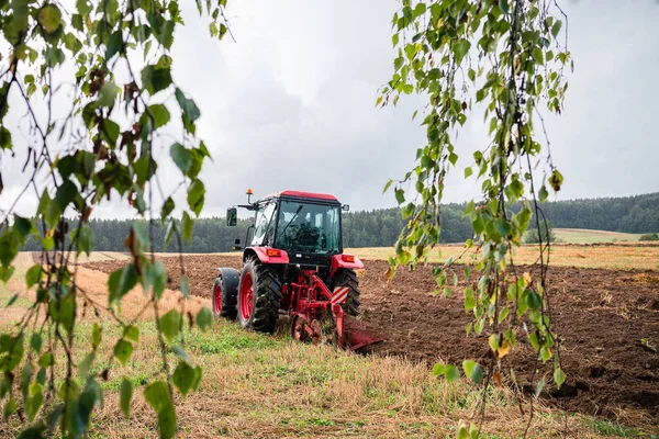 Traktördeki Çiftçi Tarlayı Sürmeye Hazırlanıyor — Stok fotoğraf