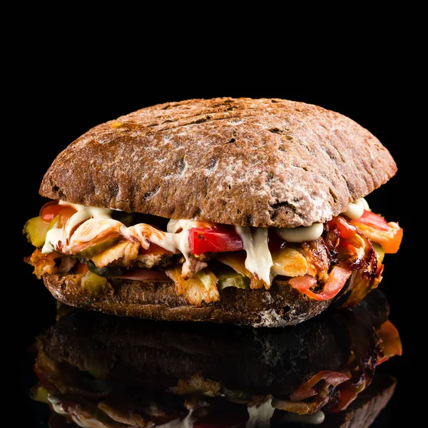 Домашній Бургер Житнім Хлібом Бутерброд Житнього Хліба Чорному Тлі — стокове фото