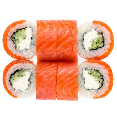 Suşi Philadelphia klasiği, taze somon ve krem peynirli. Japon geleneksel suşi seti Philadelphia beyaz üst manzarada izole edilmiştir.