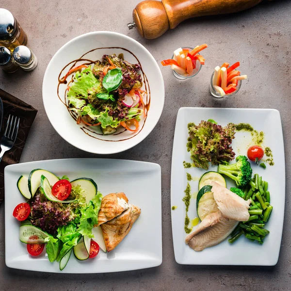 一套饮食菜 食物的分发把饮食盘放在桌上吃午饭 古埃及 饲料图 冲刺饮食 健康的概念 无麸质 无凝集素 — 图库照片