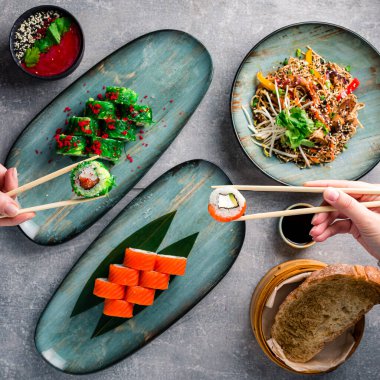 Çin lokantasında bayram yemeği, kadınların elinde suşi çubukları.