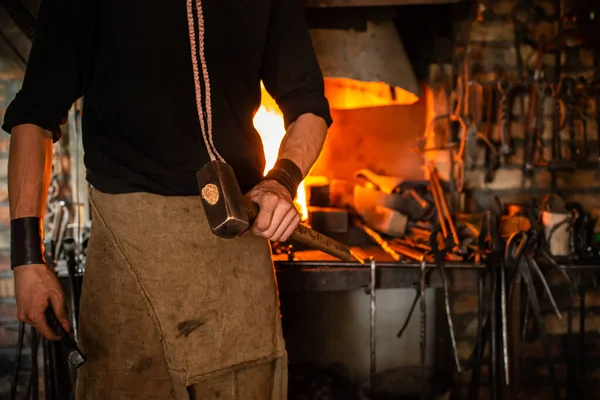 Fabbro esegue la forgiatura di metallo incandescente caldo sull'incudine — Foto Stock