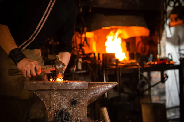 Detailaufnahme Von Metallarbeiten Einer Schmiede Schmiedearbeiten Auf Metall Auf Amboss — Stockfoto