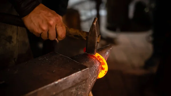 Detailaufnahme Von Metallarbeiten Einer Schmiede Schmiedearbeiten Auf Metall Auf Amboss — Stockfoto