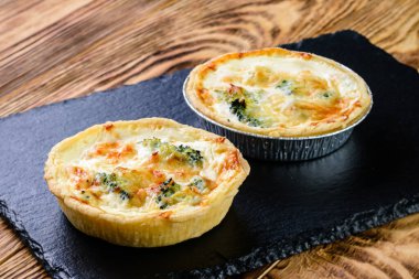Peynir dolgulu tart. Taze hamur işleri. Lezzetli ve sağlıklı bir fırın. Yürekli fahişeler. Peynirli, etli, mantarlı ve dereotlu tart turtaları. Yiyecek, gastronomi ve hamur işi konsepti