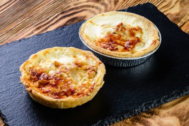 Peynir dolgulu tart. Taze hamur işleri. Lezzetli ve sağlıklı bir fırın. Yürekli fahişeler. Peynirli, etli, mantarlı ve dereotlu tart turtaları. Yiyecek, gastronomi ve hamur işi konsepti