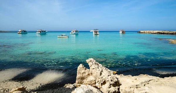 Barche Turistiche Ormeggiano Nella Laguna Blu Della Penisola Akamas Cipro — Foto Stock