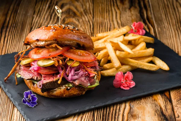 Chutné Burger Hranolky Dřevěném Stole Pozadí Zblízka Nezdravé Jídlo Koncept — Stock fotografie