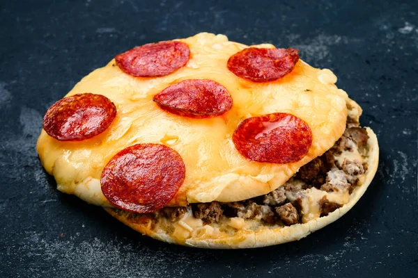Mięso Domowe Uwielbia Pizzę Kiełbasą Pepperoni Domowej Roboty Pizzę Serem — Zdjęcie stockowe