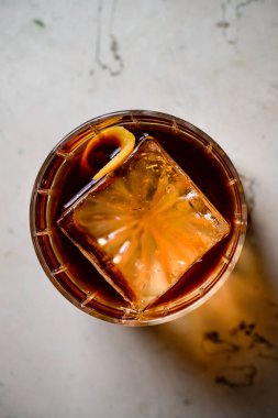 Tezgah bar arka planında eski moda Negroni klasik kokteyli. Viski Old Fashioned portakal aromalı üst manzaralı, düz yatıyordu.